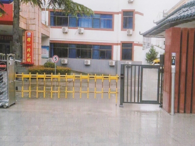 栅栏杆车辆识别
